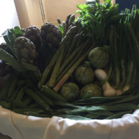 Verde Primavera: cesto di stagione con carciofi, asparagi, zucchine, piselli e così via.